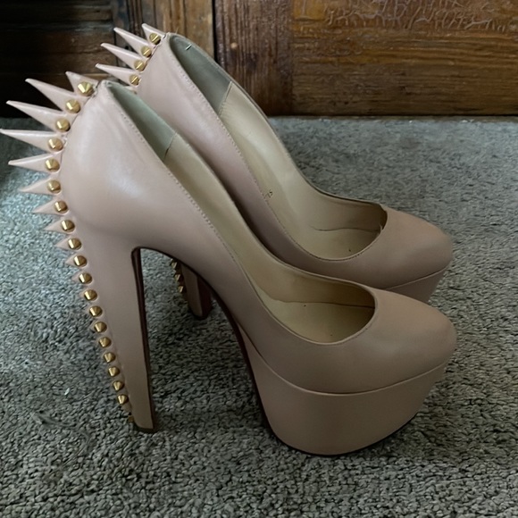 Spiked back heels - Picture 4 of 4